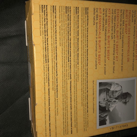 🆕❤️Burt’s Bees (tm) Essentials Kit Brand New Box - Picture 4 of 4